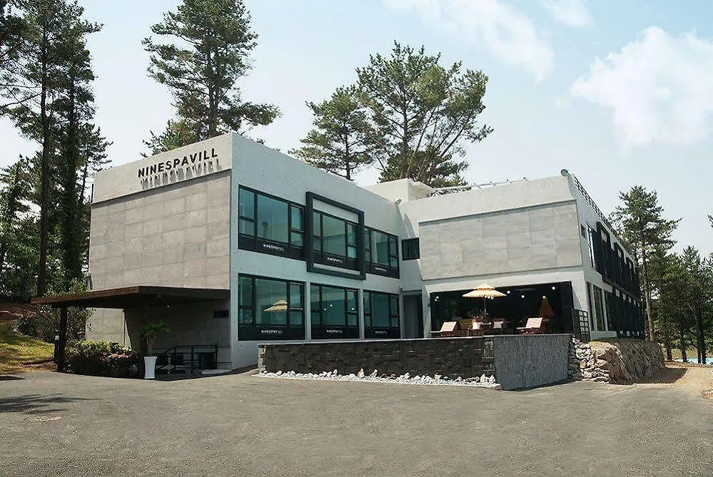 Ninespavill Jeju 3*,